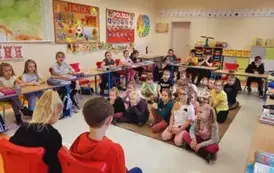 Starsi czytaja młodszym
