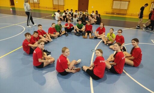 Zdjęcie do Andrzejkowy zawr&oacute;t głowy czyli andrzejkowe spotkanie sportowe klas 8b, 6a, 6c