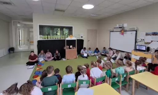 Zdjęcie do Drugoklasiści czytają przedszkolakom