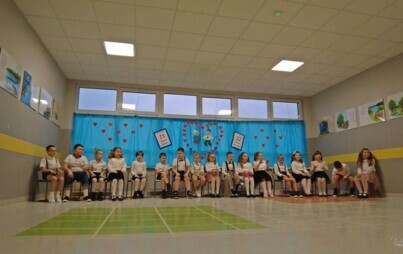 Zdjęcie do Akademia klasy I a z okazji Dnia Babci i Dziadka