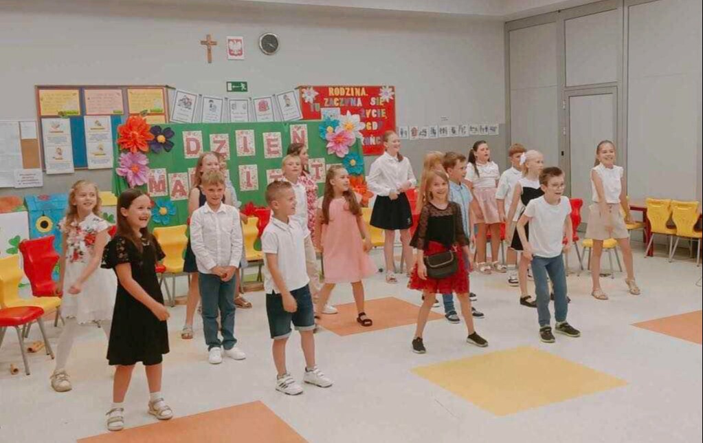 Zdjęcie do Dzień mamy i taty klasa IIb